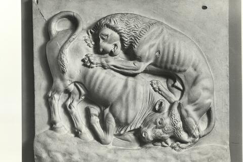calco di scultura Rilievo con leone e toro 195 photo