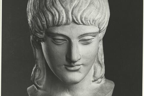 calco di scultura Testa della fanciulla vincitrice nella corsa 217 photo