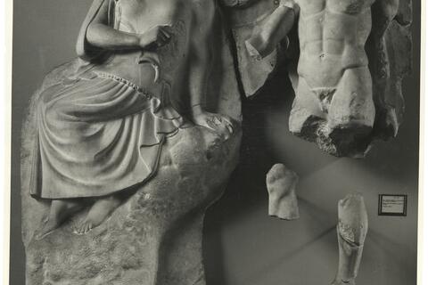 calco di scultura Decorazione scultorea del frontone est del tempio di Zeus a Olimpia 254 photo