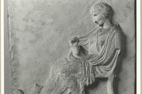 calco di scultura Stele funeraria con donna seduta 380 photo