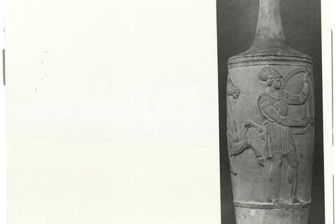 calco di scultura Lekythos funeraria con scena di saluto tra soldati 385 photo