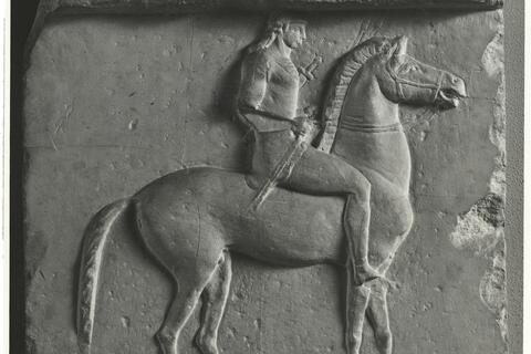 calco di scultura Frammento di stele con cavaliere 389 photo