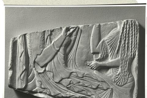 calco di scultura Frammento di stele funeraria con figure femminili 392 photo