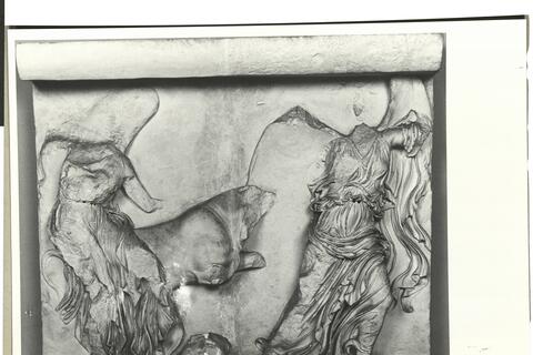calco di scultura Balaustra del tempio di Atena Nike: Vittorie con toro 500 photo
