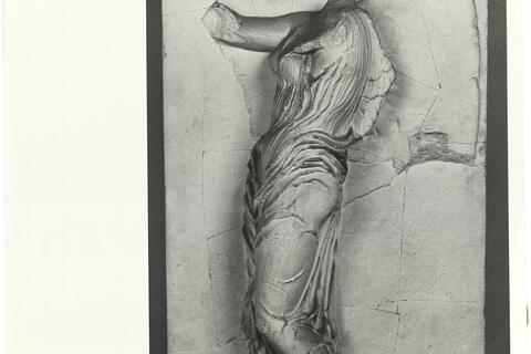 calco di scultura Balaustra del tempietto di Atena Nike: Vittoria con trofeo 504 photo