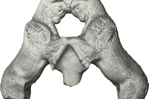 calco di scultura Gruppo di arieti rampanti,
coronamento di monumento funerario 575 photo