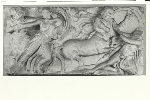 calco di scultura Centauromachia, Tempio di Apollo Epicurio a Bassae. Parte del rilievo del lato ovest del fregio 622 photo