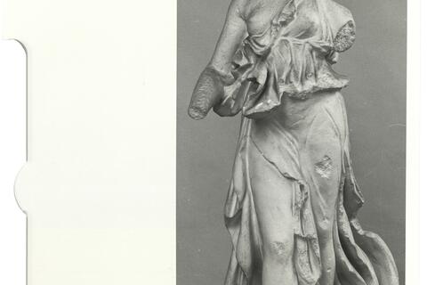 calco di scultura Statuetta di Nike. Acroterio sinistro del frontone orientale del tempio di Artemide a Epidauro 640 photo