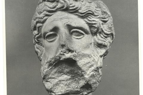 calco di scultura Testa di Priamo. Statua del frontone orientale
del Tempio di Asclepio a Epidauro 642 photo
