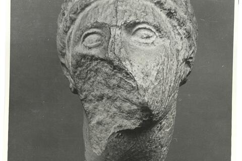 calco di scultura Testa femminile. Statua del frontone orientale
del Tempio di Asclepio a Epidauro 643 photo