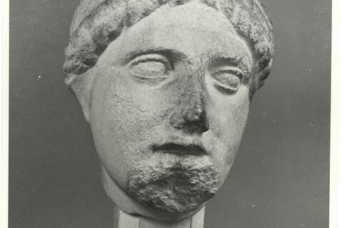 calco di scultura Testa di Amazzone. Statua del frontone
occidentale del Tempio di Asclepio a Epidauro 644 photo