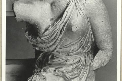 calco di scultura Amazzone ferita. Statua del frontone
occidentale del Tempio di Asclepio a Epidauro 653 photo