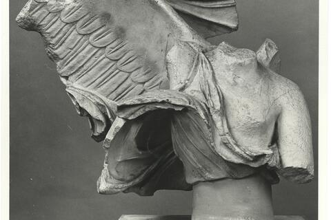 calco di scultura Torso di Nike. Acroterio destro (nord) del frontone orientale del Tempio di Asclepio a Epidauro 656 photo