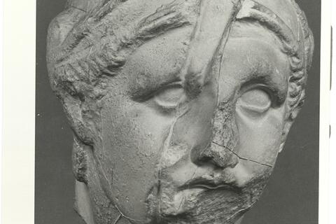 calco di scultura Testa maschile con elmo, frontone ovest del Tempio di Atena Alea a Tegea 696 photo