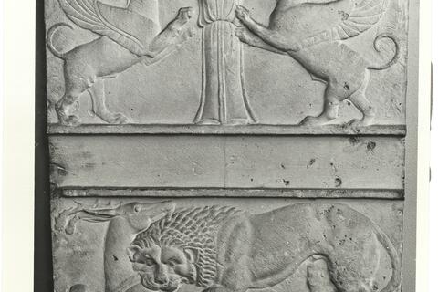 calco di scultura Rilievo di sedile decorato
con scene di lotta tra animali e un demone assiro 709 photo