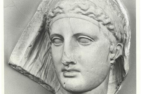 calco di scultura Frammento di stele con testa femminile 717 photo