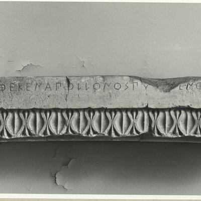 calco Frammento di kyma lesbio con iscrizione 125 photo