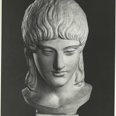 calco di scultura Testa della fanciulla vincitrice nella corsa 217 photo