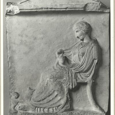 calco di scultura Stele funeraria con donna seduta 380 photo