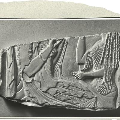 calco di scultura Frammento di stele funeraria con figure femminili 392 photo