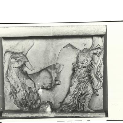 calco di scultura Balaustra del tempio di Atena Nike: Vittorie con toro 500 photo