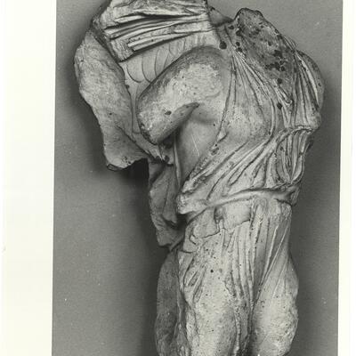 calco di scultura Balaustra del tempietto di Atena Nike: torso di Vittoria 501 photo