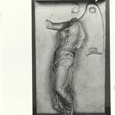 calco di scultura Balaustra del tempietto di Atena Nike: Vittoria con trofeo 504 photo