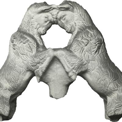 calco di scultura Gruppo di arieti rampanti,
coronamento di monumento funerario 575 photo