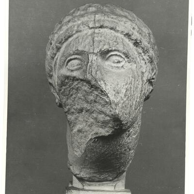 calco di scultura Testa femminile. Statua del frontone orientale
del Tempio di Asclepio a Epidauro 643 photo