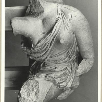 calco di scultura Amazzone ferita. Statua del frontone
occidentale del Tempio di Asclepio a Epidauro 653 photo