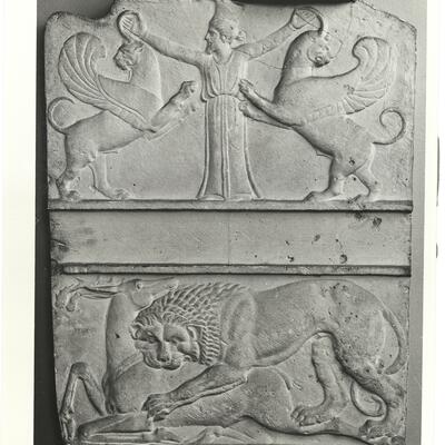 calco di scultura Rilievo di sedile decorato
con scene di lotta tra animali e un demone assiro 709 photo