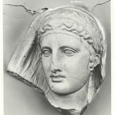 calco di scultura Frammento di stele con testa femminile 717 photo