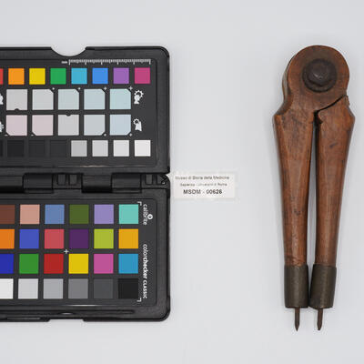 compasso in legno 00626 photo