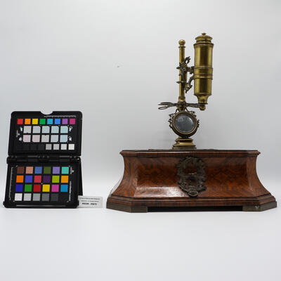 microscopio con sistema ottico 00675 photo