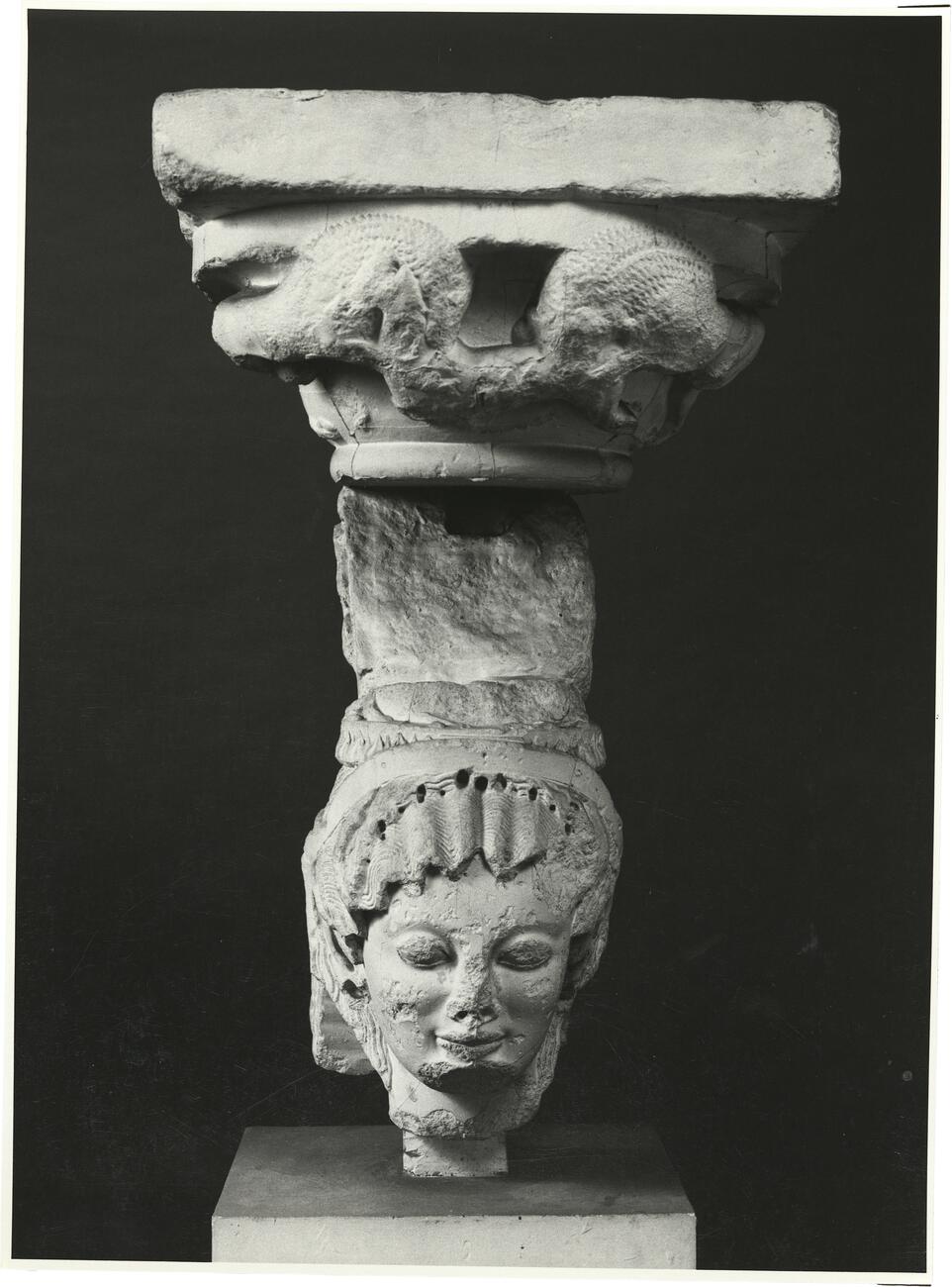 calco di scultura Testa di Cariatide con kalathos del thesauros dei Sifni 112 photo