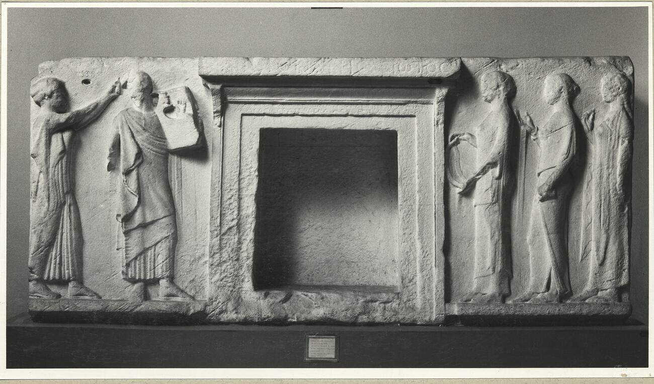 calco di scultura Rilievi dal passaggio delle theorie di Taso 190 photo