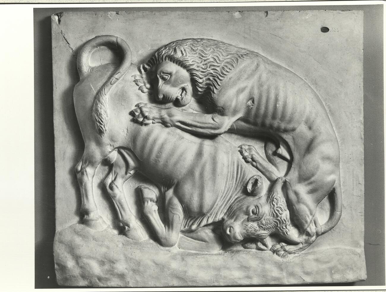 calco di scultura Rilievo con leone e toro 195 photo