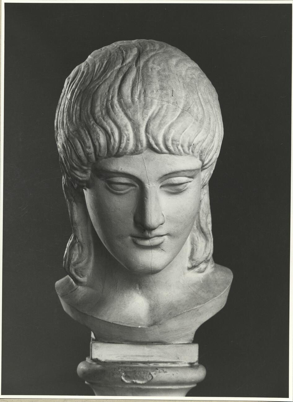 calco di scultura Testa della fanciulla vincitrice nella corsa 217 photo