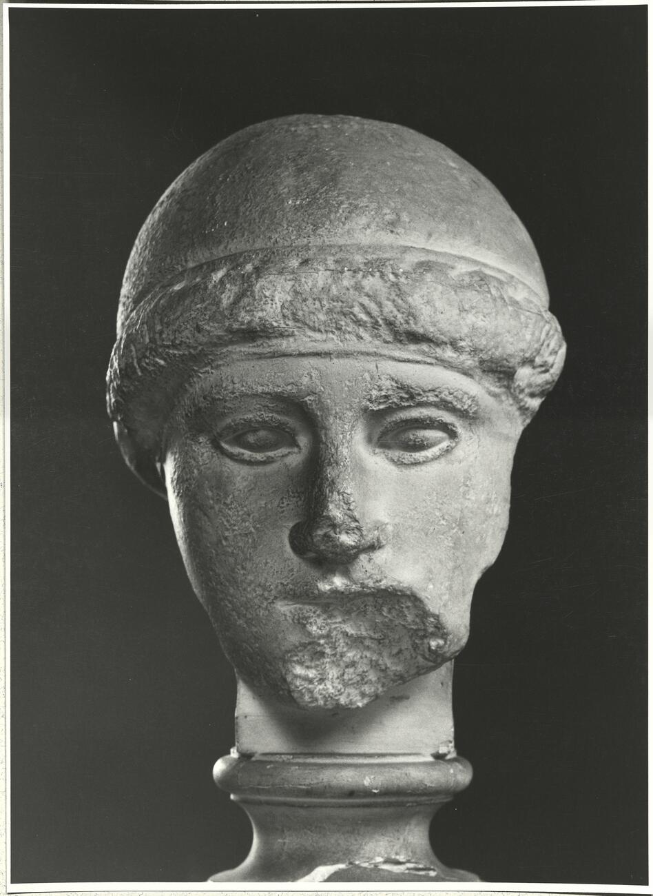 calco di scultura Decorazione scultorea del frontone est del tempio di Zeus a Olimpia 256 photo