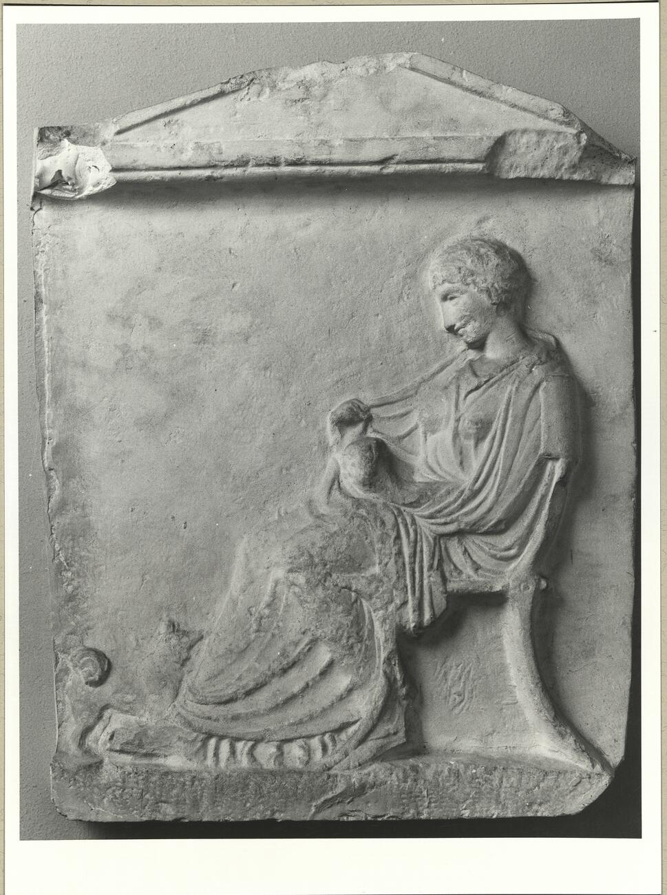 calco di scultura Stele funeraria con donna seduta 380 photo