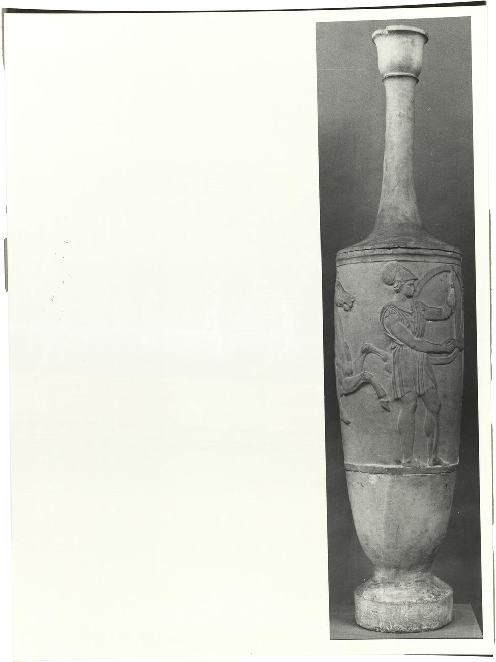 calco di scultura Lekythos funeraria con scena di saluto tra soldati 385 photo