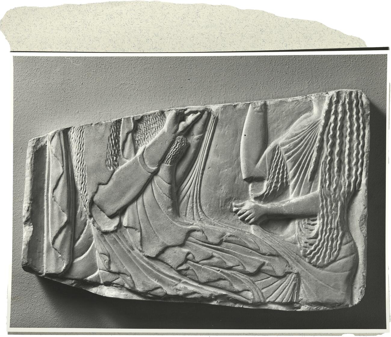 calco di scultura Frammento di stele funeraria con figure femminili 392 photo