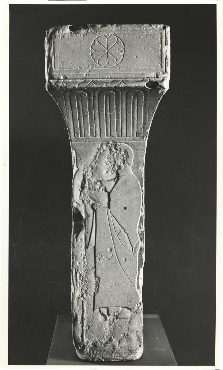 calco di scultura Stele funeraria a capitello: cavaliere e figure umane 393 photo