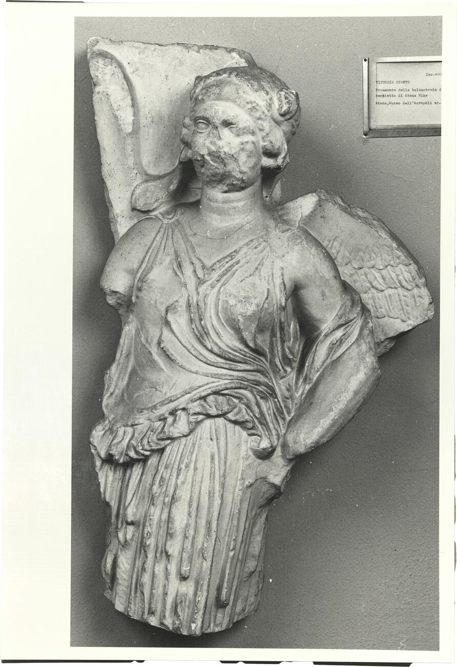 calco di scultura Balaustra del tempio di Atena Nike: Vittoria stante 499 photo