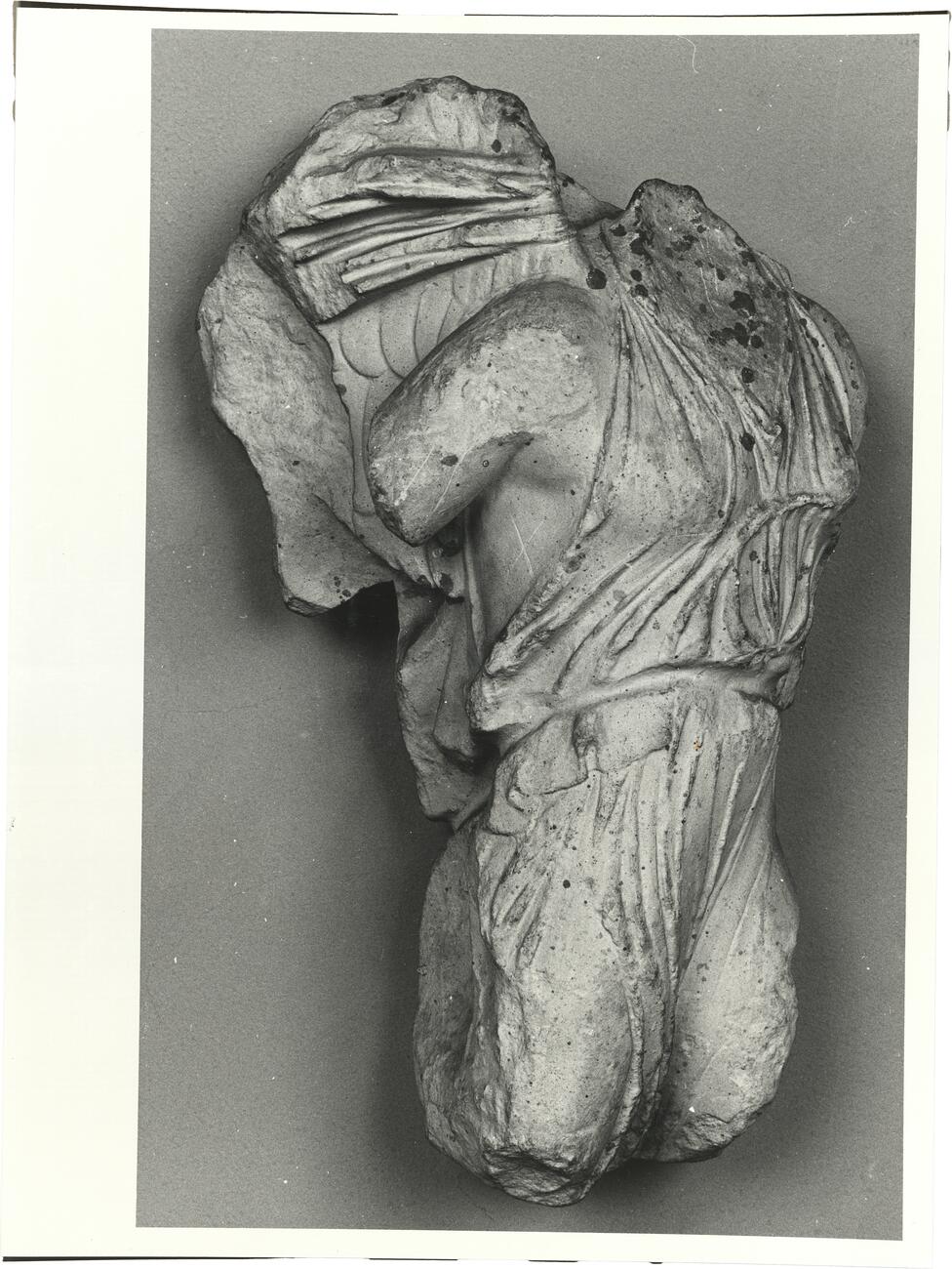 calco di scultura Balaustra del tempietto di Atena Nike: torso di Vittoria 501 photo
