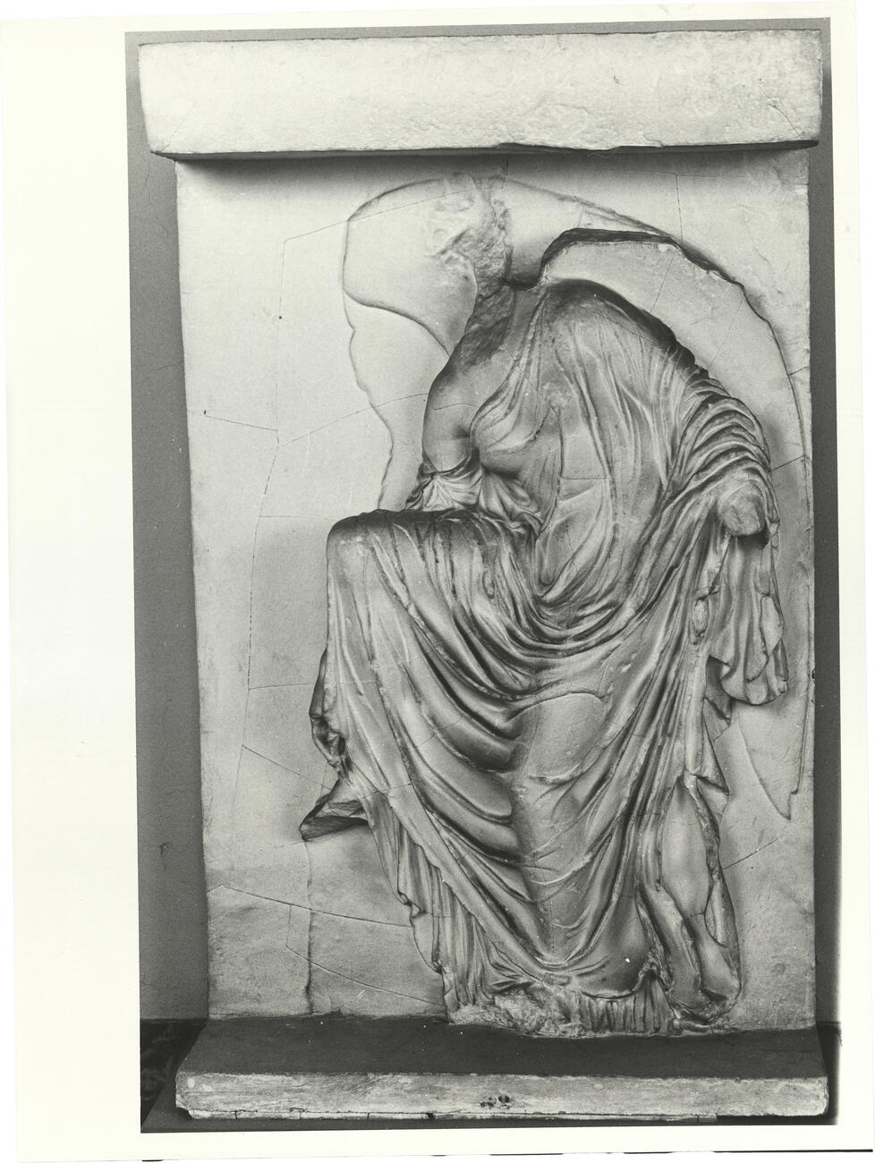 calco di scultura Balaustra del tempietto di Atena Nike con Vittoria 502 photo