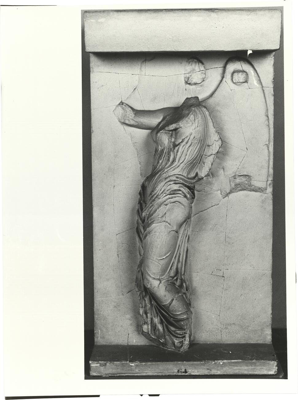 calco di scultura Balaustra del tempietto di Atena Nike: Vittoria con trofeo 504 photo