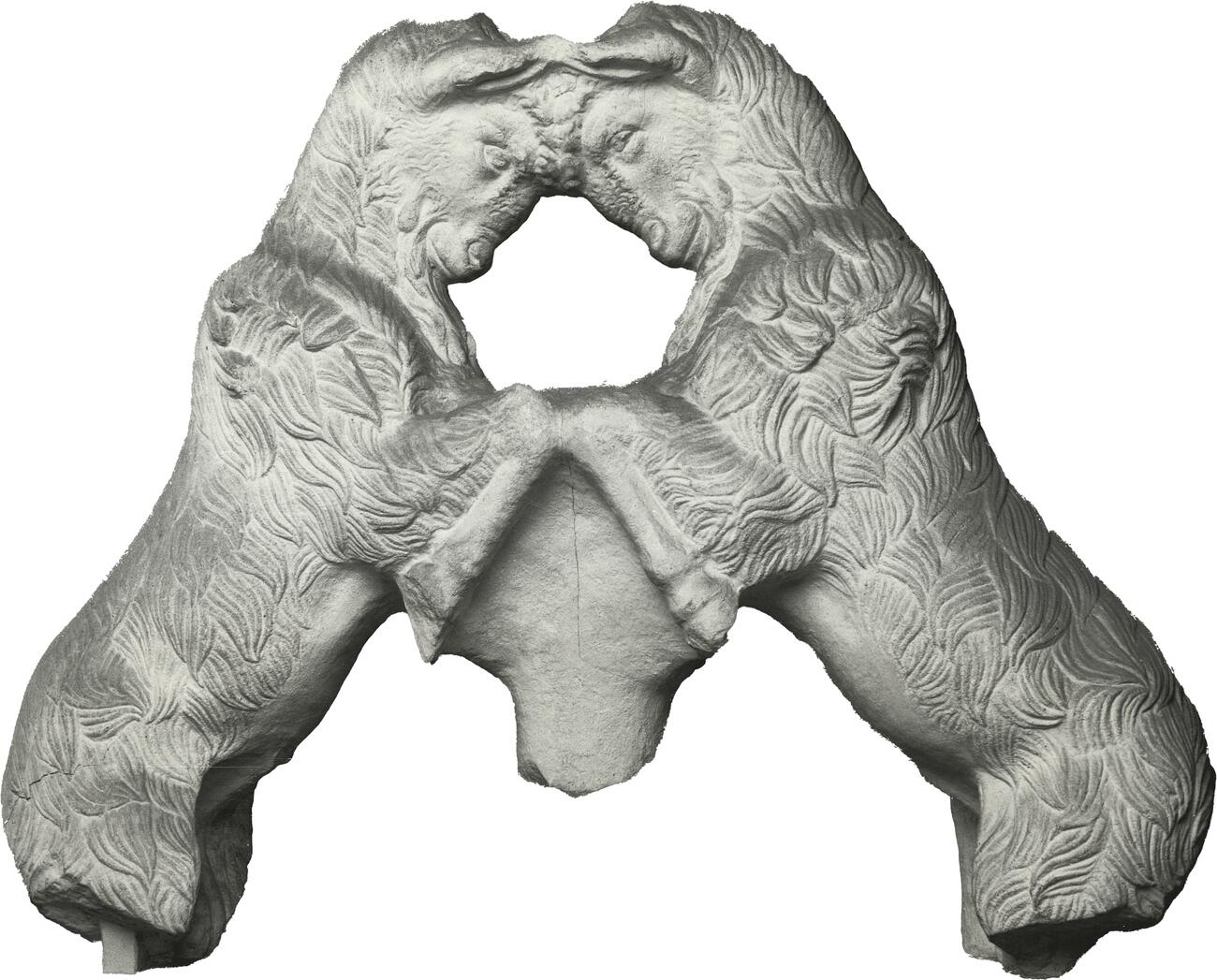 calco di scultura Gruppo di arieti rampanti,
coronamento di monumento funerario 575 photo