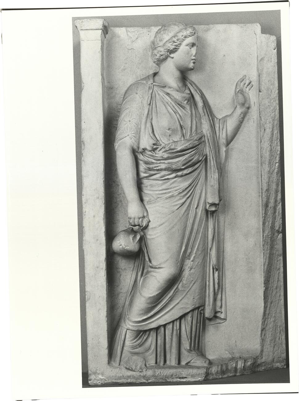 calco di scultura Stele funeraria di giovane donna (Hydrophoros) 630 photo