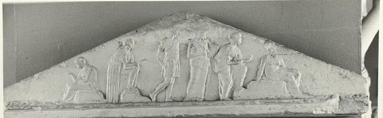 calco di scultura Frontoncino di tomba 632 photo